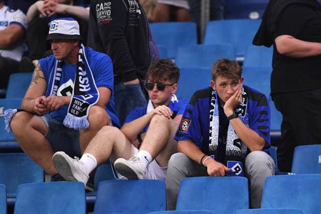Fußball 1. Bundesliga Relegation Rückspiel Hamburger SV - Hertha BSC Berlin am 23.05.2022 im Volksparkstadion in Hamburg Enttäuschte Hamburg Fans DFL regulations prohibit any use of photographs as image sequences and or quasi-video.