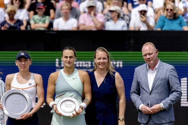 2022-06-12 13:31:44 ROSMALEN - Tennis player Ekaterina Alexandrova (Russia) wins the final of the international tennis tournament Libema Open. The combined Dutch tennis tournament for men and women will be held on the grass courts of Autotron for twelve days. Right number two Aryna Sabalenka (Belarus), Kiki Bertens and tournament director Marcel Hunze. ANP SANDER KONING netherlands out - belgium out Rosmalen xVIxxIVx