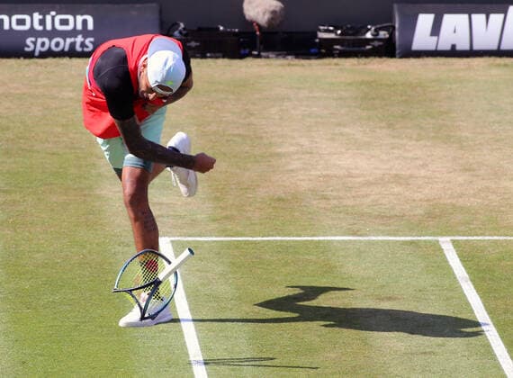 Sport Themen der Woche KW23 11.06.2022 BOSSOpen 2022, ATP, Tennis Herren Tour, Rasen Turnier, TC Weissenhof, Stuttgart, Tennis, im Bild: Nick Kyrgios (AUS) zerbricht Schläger aus Wut *** 11 06 2022 BOSSOpen 2022, ATP Tour, grass tournament, TC Weissenhof, Stuttgart, tennis, sports, in picture Nick Kyrgios AUS breaks racket in anger