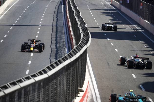 Sport Bilder des Tages 01 VERSTAPPEN Max (nld), Red Bull Racing RB18, action during the Formula 1 Azerbaijan Grand Prix 2022, 8th round of the 2022 FIA Formula One World Championship, WM, Weltmeisterschaft on the Baku City Circuit, from June 10 to 12, 2022 in Baku, Azerbaijan - F1 - AZERBAIJAN GRAND PRIX 2022 - RACE DPPI Panoramic  _B3_4273
