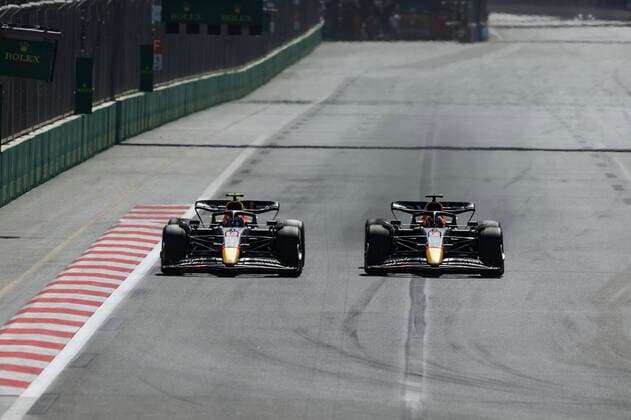 01 VERSTAPPEN Max (nld), Red Bull Racing RB18, action 11 PEREZ Sergio (mex), Red Bull Racing RB18, action during the Formula 1 Azerbaijan Grand Prix 2022, 8th round of the 2022 FIA Formula One World Championship, WM, Weltmeisterschaft on the Baku City Circuit, from June 10 to 12, 2022 in Baku, Azerbaijan - F1 - AZERBAIJAN GRAND PRIX 2022 - RACE DPPI Panoramic G00D9244