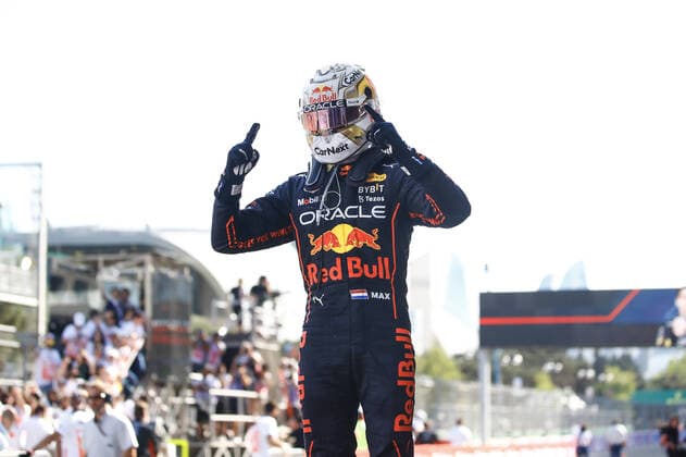 Sport Themen der Woche KW23 Sport Bilder des Tages VERSTAPPEN Max (ned), Red Bull Racing RB18, portrait celebrates his victory during the Formula 1 Azerbaijan Grand Prix 2022, 8th round of the 2022 FIA Formula One World Championship, WM, Weltmeisterschaft on the Baku City Circuit, from June 10 to 12, 2022 in Baku, Azerbaijan - F1 - AZERBAIJAN GRAND PRIX 2022 - RACE DPPI Panoramic  _B3_4393