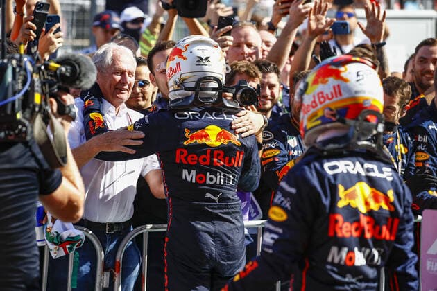 VERSTAPPEN Max (ned), Red Bull Racing RB18, portrait celebration victory with PEREZ Sergio (mex), Red Bull Racing RB18, portrait MARKO Helmut (aut), Drivers™ Manager of Red Bull Racing, portrait during the Formula 1 Azerbaijan Grand Prix 2022, 8th round of the 2022 FIA Formula One World Championship, WM, Weltmeisterschaft on the Baku City Circuit, from June 10 to 12, 2022 in Baku, Azerbaijan - F1 - AZERBAIJAN GRAND PRIX 2022 - RACE DPPI Panoramic 00122021__B3_4408
