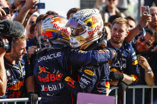 VERSTAPPEN Max (ned), Red Bull Racing RB18, portrait celebration victory PEREZ Sergio (mex), Red Bull Racing RB18, portrait during the Formula 1 Azerbaijan Grand Prix 2022, 8th round of the 2022 FIA Formula One World Championship, WM, Weltmeisterschaft on the Baku City Circuit, from June 10 to 12, 2022 in Baku, Azerbaijan - F1 - AZERBAIJAN GRAND PRIX 2022 - RACE DPPI Panoramic 00122021__B3_4428
