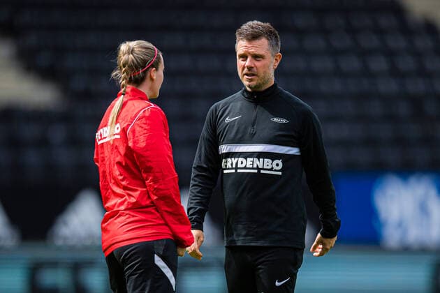 220612 Alexander Straus, head coach of Brann, ahead of the Toppserien football match between Rosenborg and Brann on June 12, 2022 in Trondheim. Photo: Marius Simensen BILDBYRAN Cop 238 bbeng brann dam football fotball fotboll rbk rosenborg skb tfk toppserien Copyright: MARIUSxSIMENSEN BB220612BB248