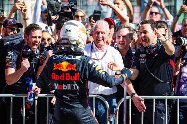 VERSTAPPEN Max (ned), Red Bull Racing RB18, celebrating victory with the team, HORNER Christian (gbr), and MARKO Helmut (aut), Drivers™ Manager of Red Bull Racing, portrait during the Formula 1 Azerbaijan Grand Prix 2022, 8th round of the 2022 FIA Formula One World Championship, WM, Weltmeisterschaft on the Baku City Circuit, from June 10 to 12, 2022 in Baku, Azerbaijan - F1 - AZERBAIJAN GRAND PRIX 2022 - RACE DPPI Panoramic 20220612_GOOD8544