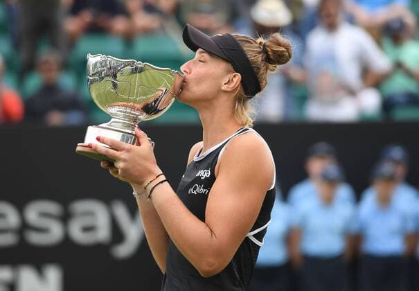 Sport Themen der Woche KW23 Sport Bilder des Tages Mandatory Credit: Photo by Anna Gowthorpe Shutterstock (12979627a) Beatriz Haddad Maia of Brazil celebrates with the trophy after winning the final match Rothesay Open, Tennis, Nottingham Tennis Centre, Nottingham, UK - 12 Jun 2022 Rothesay Open, Tennis, Nottingham Tennis Centre, Nottingham, UK - 12 Jun 2022  Copyright: xAnnaxGowthorpe Shutterstockx 12979627a