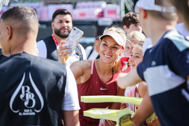 Sabine LISICKI GER gibt Autogramme an die vielen kleinen Fans nach ihrer Niederlage in der Qualifikation der bett1open, bett1open WTA, Tennis Damen 500, Berlin, LTTC Rot-Weiß , 12.06.2022, Copyright: xClaudioxGärtnerx