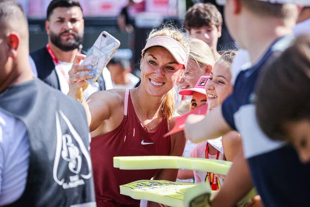Sabine LISICKI GER gibt Autogramme an die vielen kleinen Fans nach ihrer Niederlage in der Qualifikation der bett1open, bett1open WTA, Tennis Damen 500, Berlin, LTTC Rot-Weiß , 12.06.2022, Copyright: xClaudioxGärtnerx