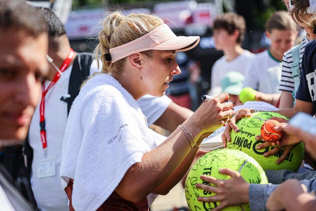 Sabine LISICKI GER gibt Autogramme an die vielen kleinen Fans nach ihrer Niederlage in der Qualifikation der bett1open, bett1open WTA, Tennis Damen 500, Berlin, LTTC Rot-Weiß , 12.06.2022, Copyright: xClaudioxGärtnerx
