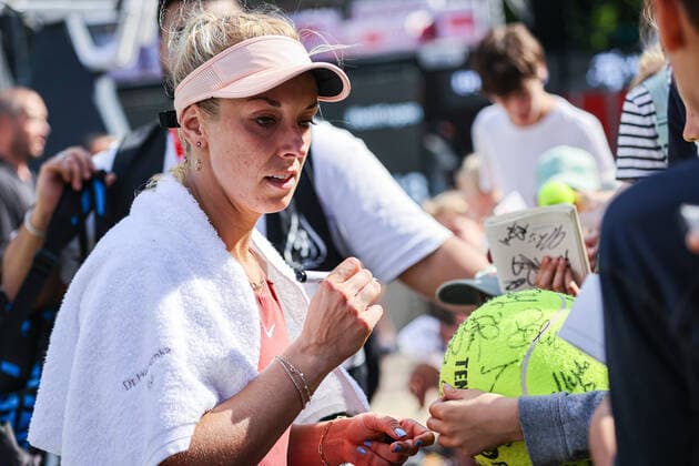 Sabine LISICKI GER gibt Autogramme an die vielen kleinen Fans nach ihrer Niederlage in der Qualifikation der bett1open, bett1open WTA, Tennis Damen 500, Berlin, LTTC Rot-Weiß , 12.06.2022, Copyright: xClaudioxGärtnerx