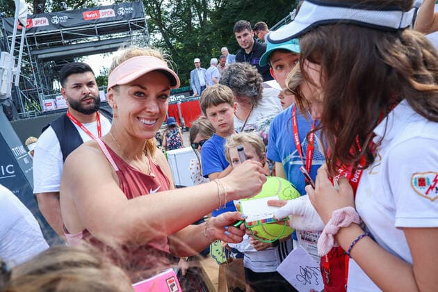 Sabine LISICKI GER gibt Autogramme an die vielen kleinen Fans nach ihrer Niederlage in der Qualifikation der bett1open, bett1open WTA, Tennis Damen 500, Berlin, LTTC Rot-Weiß , 12.06.2022, Copyright: xClaudioxGärtnerx