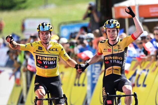 Sport Themen der Woche KW23 Sport Bilder des Tages PLATEAU DE SOLAISON, FRANCE - JUNE 12 : Vingegaard Jonas (DEN) of Team Jumbo-Visma victory hand in hand with Roglic Primoz (SLO) of Team Jumbo-Visma during stage 8 of the 74th edition of the 2022 Criterium du Dauphine Libere cycling race, a stage of 138,8 kms with start in Saint-Alban-Leysse and finish in Plateau De Solaison on June 12, 2022 in Plateau De Solaison, France, 12 06 2022 ( Motordriver Kenny Verfaillie - Criterium du Dauphine 2022 - 12 06 2022 PhotoNews Panoramic 