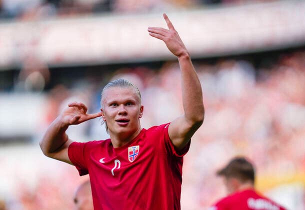 Sport Themen der Woche KW23 Sport Bilder des Tages Fotball, Nations League: Norge - Sverige Oslo 20220612. Erling Braut Haaland (t.h.) for fotballkampen i Nations League mellom Norge - Sverige pa Ullevaal Stadion i Oslo. Foto: Beate Oma Dahle NTB Oslo Norge Ref:_SPO_BNCAOawhrW2MIQ.jpg *** Football, Nations League Norway Sweden Oslo 20220612 Erling Braut Haaland t h for the football match in the Nations League between Norway Sweden at Ullevaal Stadium in Oslo Photo Beate Oma Dahle NTB Oslo Norway  Copyright: xBeatexOmaxDahlex xNTBx EDITORIAL USE ONLY. RESTRICTED USE FOR BETTING COMPANIES