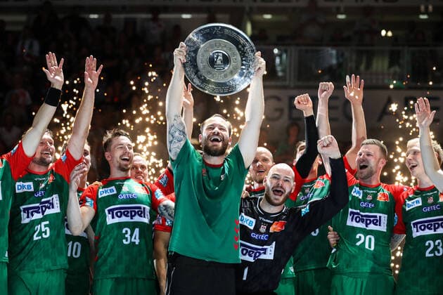 Sport Themen der Woche KW23 Sport Bilder des Tages Moritz Preuss (SC Magdeburg,95) mit der Meisterschale - Handball Bundesliga Saison 2021-2022 SC Magdeburg vs. Rhein Neckar Löwen in der GETEC Arena in Magdeburg - Freisteller,Einzelbild,Aktion,Handball,Deutschland,12.06.2022 *** Moritz Preuss SC Magdeburg,95 with the championship trophy Handball Bundesliga season 2021 2022 SC Magdeburg vs Rhein Neckar Löwen in the GETEC Arena in Magdeburg Freisteller,Einzelbild,Aktion,Handball,Deutschland,12 06 2022