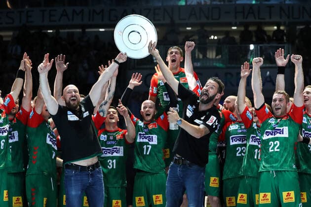 Trainer Bennet Wiegert und Co-Trainer Yves Grafenhorst (SC Magdeburg) mit der Meisterschale - Handball Bundesliga Saison 2021-2022 SC Magdeburg vs. Rhein Neckar Löwen in der GETEC Arena in Magdeburg - Handball,Deutschland,12.06.2022