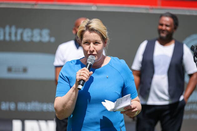 Berlins Regierende Bürgermeisterin Franziska Giffey bei der Eröffnungszeremonie im Steffi-Graf-Stadion, bett1open WTA, Tennis Damen 500, Berlin, LTTC Rot-Weiß , 12.06.2022, Copyright: xClaudioxGärtnerx