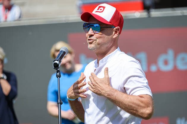 Eröffnungszeremonie im Steffi-Graf-Stadion: Adam Szpyt (Geschäftsführer bett1), bett1open WTA, Tennis Damen 500, Berlin, LTTC Rot-Weiß , 12.06.2022, Copyright: xClaudioxGärtnerx