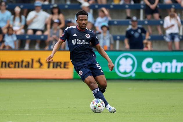 KANSAS CITY, KS - JUNE 12: New England Revolution midfielder Wilfrid Kaptoum (5) in the first half of an MLS, Fussball Herren, USA match between the New England Revolution and Sporting Kansas City on June 12, 2022 at Children™s Mercy Park in Kansas City, KS. (Photo by Scott Winters Icon Sportswire) SOCCER: JUN 12 MLS - New England Revolution at Sporting Kansas City Icon2206120021