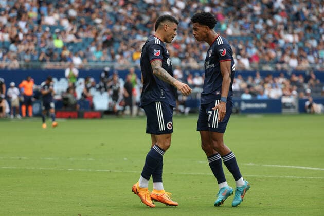 KANSAS CITY, KS - JUNE 12: New England Revolution forward Gustavo Bou (7) celebrates his goal with midfielder Dylan Borrero (27) in the first half of an MLS, Fussball Herren, USA match between the New England Revolution and Sporting Kansas City on June 12, 2022 at Children™s Mercy Park in Kansas City, KS. (Photo by Scott Winters Icon Sportswire) SOCCER: JUN 12 MLS - New England Revolution at Sporting Kansas City Icon2206120075