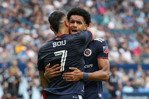 KANSAS CITY, KS - JUNE 12: New England Revolution forward Gustavo Bou (7) celebrates his goal with midfielder Dylan Borrero (27) in the first half of an MLS, Fussball Herren, USA match between the New England Revolution and Sporting Kansas City on June 12, 2022 at Children™s Mercy Park in Kansas City, KS. (Photo by Scott Winters Icon Sportswire) SOCCER: JUN 12 MLS - New England Revolution at Sporting Kansas City Icon2206120079