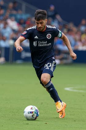 KANSAS CITY, KS - JUNE 12: New England Revolution midfielder Carles Gil (10) makes a run in the first half of an MLS, Fussball Herren, USA match between the New England Revolution and Sporting Kansas City on June 12, 2022 at Children™s Mercy Park in Kansas City, KS. (Photo by Scott Winters Icon Sportswire) SOCCER: JUN 12 MLS - New England Revolution at Sporting Kansas City Icon2206120101