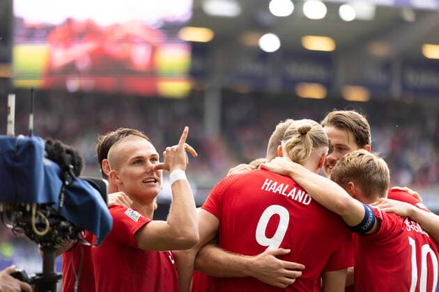 Sport Themen der Woche KW23 Sport Bilder des Tages Fotball, Nations League: Norge - Sverige Oslo 20220612. Leo Skiri ostigard (t.v.) peker nese etter scoring pa straffe av Erling Braut Haaland under fotballkampen i Nations League mellom Norge og Sverige pa Ullevaal Stadion. Foto: Beate Oma Dahle NTB Oslo Norge Ref:_SPO_BNC1_MRVythpOY.jpg *** Football, Nations League Norway Sweden Oslo 20220612 Leo Skiri ostigard t v points nose after scoring on penalty by Erling Braut Haaland during the football match in the Nations League between Norway and Sweden at Ullevaal Stadium Photo Beate Oma Dahle NTB Oslo Norway  Copyright: xBeatexOmaxDahlex xNTBx EDITORIAL USE ONLY. RESTRICTED USE FOR BETTING COMPANIES
