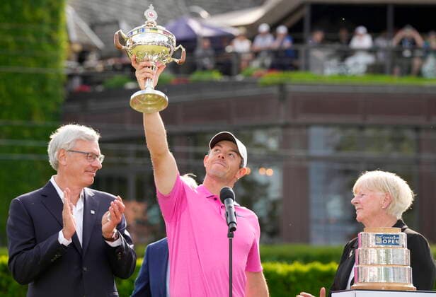 Sport Themen der Woche KW23 Sport Bilder des Tages June 12, 2022, TORONTO, ON, CANADA: Golf Canada president Liz Hoffman, right, and RBC president David I. McKay look on as Rory McIlroy of Northern Ireland raises the trophy after winning the final round of the Canadian Open in Toronto on Sunday, June 12, 2022. Canada News - June 12, 2022  - ZUMAc35_ 20220612_zaf_c35_080 Copyright: xFrankxGunnx
