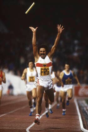 Harald SCHMID, Deutschland, Huerdenlaeufer, wirft beim Zieleinlauf den Staffelstab in die Luft, Jubel, jubeln, Freude, cheers, hier als Schlusslaeufer der 4x400 m Staffel der Herren mit Martin Weppler, Franz-Peter Hofmeister, Bernd Herrmann Harald Schmid, Aktion, bei der Leichtathletik Europameisterschaft 1978 in Prag 03.09.1978. *** Harald SCHMID, Germany, hurdler, throws the baton in the air at the finish, cheers, cheers, joy, cheers, here as final runner of the 4x400 m relay of the men with Martin Weppler, Franz Peter Hofmeister, Bernd Herrmann Harald Schmid, action, at the European Athletics Championships 1978 in Prague 03 09 1978