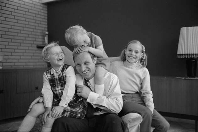 Uwe SEELER, Deutschland, Fussballspieler, Hamburger SV, privat, mit seiner Familie, mit den Toechtern und Helle (7), Frauke (4) und Kerstin (11), von links, 03.05.1969 *** Uwe SEELER, Germany, soccer player, Hamburger SV, private, with his family, with his daughters and Helle 7 , Frauke 4 and Kerstin 11 , from left, 03 05 1969