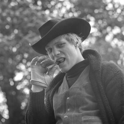 Norbert GRUPE, Deutschland, Boxen, in Cowboy Kostuem, Outfit, Brustbild, Zigarre im Mund, nahe der Alster in Hamburg, am 27.05.1964; black and white, Schwarz - weiss, schwarzweiss, monochrom, SW Monochrome, Schwarzweissfoto, *** Norbert GRUPE, Germany, boxing, in cowboy costume, outfit, breast portrait, cigar in mouth, near the Alster in Hamburg, on 27 05 1964 black and white, black and white, monochrome, b&w monochrome, black and white photo,