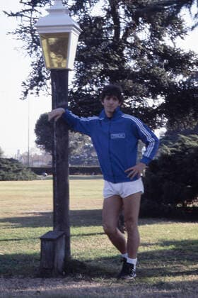 Paolo ROSSI, Italien, Fussball Nationalspieler, steht an einer Laterne, ganze Figur, Ganzfigur, Ganzkoerper, Portraet, Porträt, Portrait, Angeschnittenes Einzelbild, Einzelmotiv, hier bei der Fussball Weltmeisterschaft 1986 Argentinien. *** Paolo ROSSI, Italy, national soccer player, standing at a lantern, whole figure, whole body, portrait, portrait, cropped single image, single motif, here at the soccer world championship 1986 Argentina