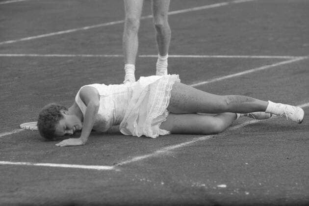 Lesley TURNER BOWREY, Australien, Tennisspielerin, liegt nach Sturz verletzt auf dem Ascheplatz, hier im Mixed-Finale Internationale Tennismeisterschaften von Deutschland 1963 in Hamburg, das sie mit ihrem Doppelpartner Fred Stolle gewann, Siegerin, black and white, Schwarz - weiss, schwarzweiss, monochrom, SW Monochrome, Schwarzweissfoto, 13.08.1963. *** Lesley TURNER BOWREY, Australia, tennis player, lying injured on the ash court after a fall, here in the Mixed Final International Tennis Championships of Germany 1963 in Hamburg, which she won with her doubles partner Fred Stolle, winner, black and white, black and white, monochrome, SW Monochrome, black and white photo, 13 08 1963
