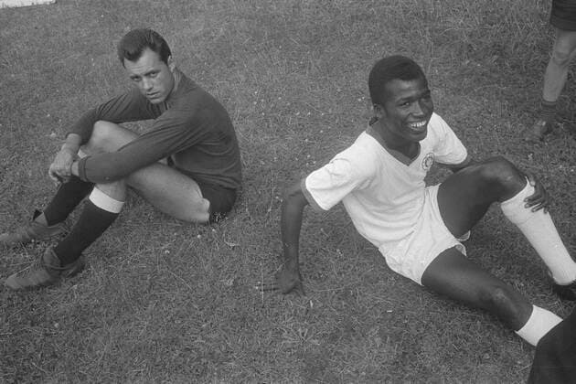 Guy ACOLATSE, rechts, Togo, Fussballspieler, sitzt auf dem Rasen, hier mit Torwart Hans-Joachim THOMS, links, (FC St. Pauli) Guy Acolatse war der erste farbige Spieler in der Fussball-Bundesliga Fussball, 04.08.1963 Â *** Guy ACOLATSE, right, Togo, soccer player, sits on the turf, here with goalkeeper Hans Joachim THOMS, left, FC St Pauli Guy Acolatse was the first colored player in Bundesliga soccer, 04 08 1963 Â