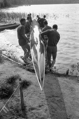 Der Ratzeburger Achter, Rudern, mit Karl-Heinrich Moritz von Groddeck, beim Training, die Mannschaft laesst das Boot zu Wasser, Ratzeburger Kuechensee, Ratzeburger Ruderclub, black and white, Schwarz - weiss, schwarzweiss, monochrom, SW Monochrome, Schwarzweissfoto, *** The Ratzeburg Eight, rowing, with Karl Heinrich Moritz von Groddeck, training, the crew launching the boat, Ratzeburger Kuechensee, Ratzeburger Rowing Club, black and white, black and white, black and white, monochrome, b&w monochrome, black and white photo,
