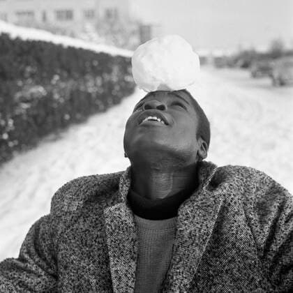 Guy ACOLATSE, Togo, Fussballspieler, (FC St. Pauli), spielt im Schnee, der erste Schnee, balanciert einen Schneeball auf der Stirn, Guy Acolatse war der erste farbige Spieler in der Fussball-Bundesliga Fussball, 04.08.1963 Â *** Guy ACOLATSE, Togo, football player, FC St Pauli , playing in the snow, the first snow, balancing a snowball on his forehead, Guy Acolatse was the first colored player in the Bundesliga football, 04 08 1963 Â