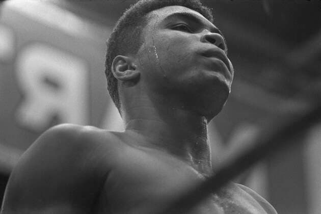 Muhammad ALI alias Cassius CLAY(USA, li.), Boxen, Schwergewicht, im Kampf gegen Karl MILDENBERGER, Deutschland, Portraet, Porträt, Portrait, Angeschnittenes Einzelbild, Einzelmotiv, mit Schweisstropfen, Aktion; Schwarzweissaufnahme, Qf. *** Muhammad ALI aka Cassius CLAY USA, li , boxing, heavyweight, fighting Karl MILDENBERGER, Germany, portraet, portrait, cropped single image, single subject, with drops of sweat, action black and white shot, Qf
