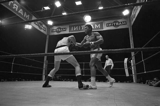Muhammad ALI alias Cassius CLAY(USA, re.), Boxen, Schwergewicht, im Kampf gegen Karl MILDENBERGER, Deutschland, Aktion; Schwarzweissaufnahme, Qf. *** Muhammad ALI aka Cassius CLAY USA, re , boxing, heavyweight, fighting Karl MILDENBERGER, Germany, action black and white photo, Qf