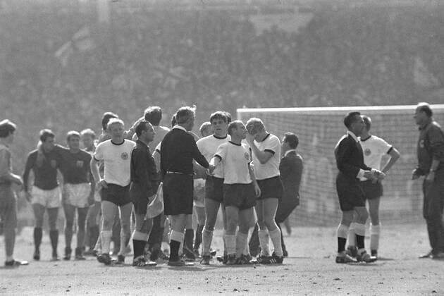 Schiedsrichter Tofik BAHKRAMOW gibt Uwe SEELER die Hand nach dem Endspiel Deutschland-England, Fussball, WM 1966, 30.07.1966, Â *** Referee Tofik BAHKRAMOW shakes hands with Uwe SEELER after the final match Germany England, Football, World Cup 1966, 30 07 1966, Â