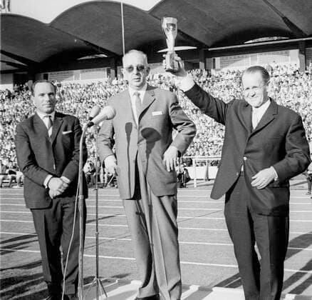 Länderspiel Deutschland - Schottland 2:2 12.05.1964 in Hannover Am Rande des Länderspiels wird Bundestrainer Sepp Herberger (rechts) geehrt und verabschiedet. Mitte DFB - Präsident Dr. Hermann Gösmann *** International match Germany Scotland 2 2 12 05 1964 in Hanover On the sidelines of the international match, national coach Sepp Herberger is honored on the right and bids farewell Center DFB President Dr Hermann Gösmann HM