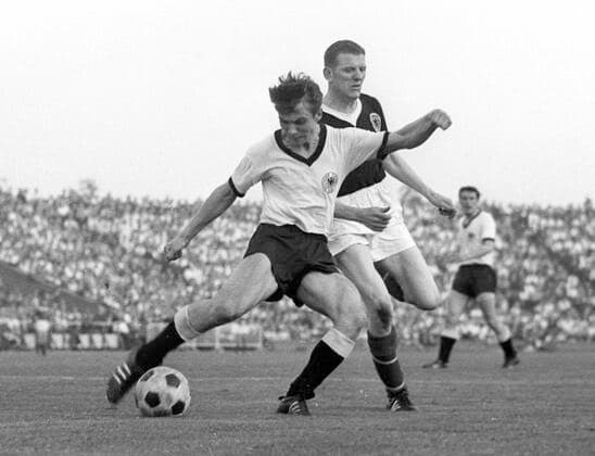 Länderspiel Deutschland - Schottland 2:2 12.05.1964 in Hannover Aktion, Zweikampf vorne Reinhard Stan Libuda (Deutschland) *** international match Germany Scotland 2 2 12 05 1964 in Hannover action, duel in front Reinhard Stan Libuda Germany HM