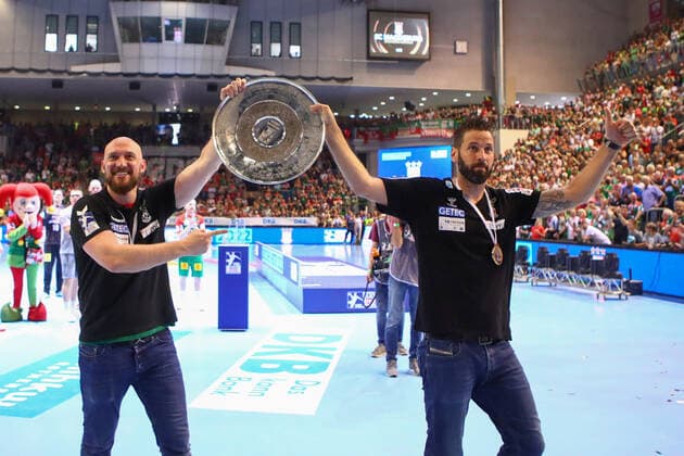 12.06.2022, xtgx, Handball, Liqui Moly HBL, SC Magdeburg - Rhein Neckar Loewen emspor v.l. Yves Grafenhorst (Magdeburg, Co-Trainer) und Bennet Wiegert (Magdeburg, Trainer) mit Meisterschale Magdeburg