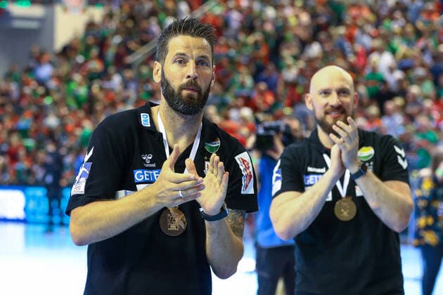 12.06.2022, xtgx, Handball, Liqui Moly HBL, SC Magdeburg - Rhein Neckar Loewen emspor v.l. Bennet Wiegert (Magdeburg, Trainer) bedankt sich bei den Fans, im Hintergrund Yves Grafenhorst (Magdeburg, Co-Trainer) Magdeburg