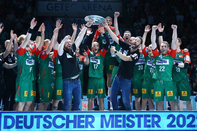 12.06.2022, xgox, Handball - Liqui Moly HBL, SC Magdeburg - Rhein Neckar Loewen emspor, v.l. Yves Grafenhorst (Magdeburg, Co-Trainer), Bennet Wiegert (Magdeburg, Trainer) halten die Meisterschale hoch Magdeburg