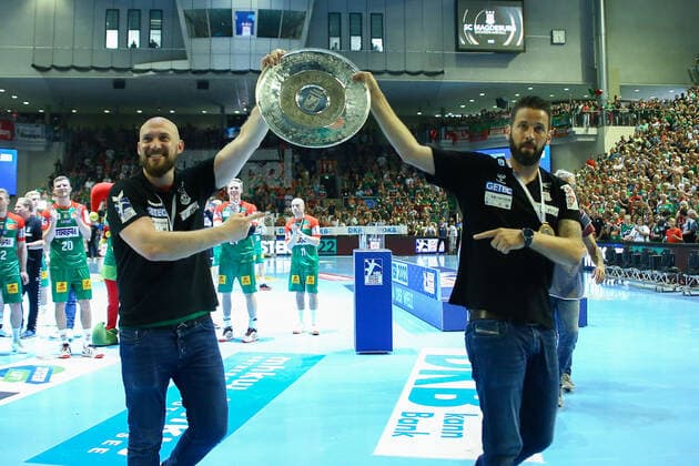 12.06.2022, xgox, Handball - Liqui Moly HBL, SC Magdeburg - Rhein Neckar Loewen emspor, v.l. Yves Grafenhorst (Magdeburg, Co-Trainer), Bennet Wiegert (Magdeburg, Trainer) mit der Meisterschale Magdeburg