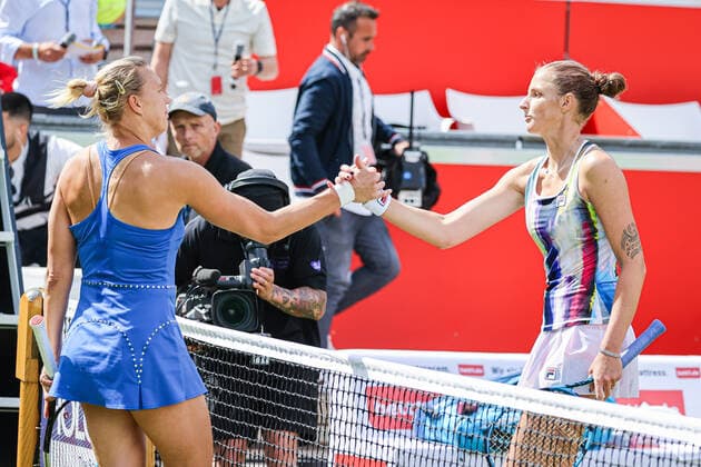 Kaia KANEPI EST und Karolina PLISKOVA CZE - Shake-Hands am Netz, bett1open WTA, Tennis Damen 500, Berlin, LTTC Rot-Weiß , 13.06.2022, Copyright: xClaudioxGärtnerx