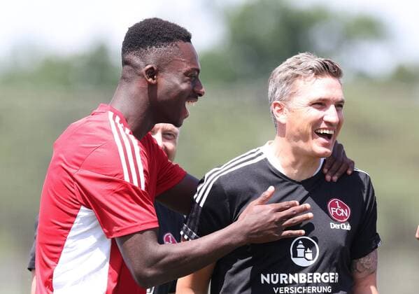 Sport Themen der Woche KW24 Sport Bilder des Tages 13.06.2022 - Fussball - 2. Fussball - Bundesliga - Saison 2022 2023 - 1. FC Nürnberg Nuernberg FCN ( Club ) - Training Trainingsauftakt - Sportfoto Zink DaMa - Sadik Fofana (3, 1. FC Nürnberg FCN ) Tobias Schweinsteiger (Co-Trainer 1. FC Nürnberg FCN ) lachen freuen und umarmen sich *** 13 06 2022 football 2 football Bundesliga season 2022 2023 1 FC Nuremberg FCN club training training kick-off sports photo zinc DaMa Sadik Fofana 3, 1 FC Nuremberg FCN Tobias Schweinsteiger Co coach 1 FC Nuremberg FCN laugh happy and hug each other