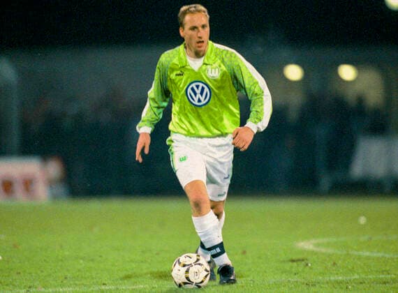 Aus 2 BL. Saison 1996 97 VfL Wolfsburg - KFC Uerdingen 1:0 am 29.11.1996. Im Foto: Wolfsburg Spieler Michael Spies *** From 2 BL season 1996 97 VfL Wolfsburg KFC Uerdingen 1 0 on 29 11 1996 In photo Wolfsburg player Michael Spies