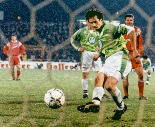 Aus 1. BL: Saison 1997 98 VfL Wolfsburg - 1. FC Kaiserslautern 2:1 am 22.11.1997. Im Foto: VfL Spieler Jens Keller per Elfmeter zu 2:1 Sieg. *** From 1 BL season 1997 98 VfL Wolfsburg 1 FC Kaiserslautern 2 1 on 22 11 1997 In the photo VfL player Jens Keller by penalty to 2 1 victory