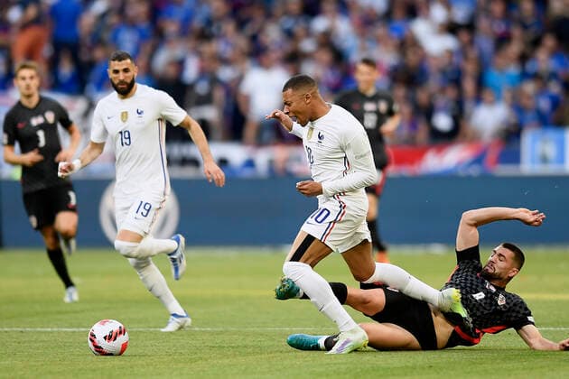 France v Croatia: UEFA Nations League - League Path Group 1 Kylian Mbappe (Paris Saint-Germain) of France and Mateo Kovacic (Chelsea FC) of Croatia compete for the ball during the UEFA Nations League League A Group 1 match between France and Croatia at Stade de France on June 13, 2022 in Paris, France. Paris France  Copyright: xJosexBretonx originalFilename:breton-francevc220613_np8vs.jpg
